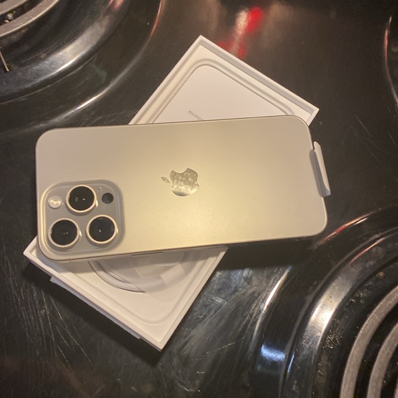 iPhone 15 Pro Max 256 GB natural titanium color - Picture 4 of 6